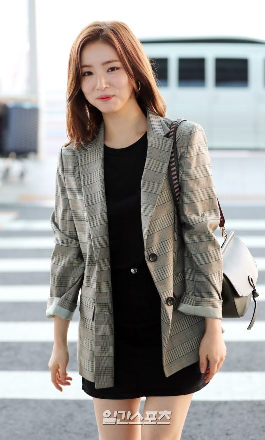 Oh Yeon Seo lần đầu xuất hiện sau 5 tháng công khai hẹn hò Kim Bum, đọ sắc cùng Shin Se Kyung tại sân bay