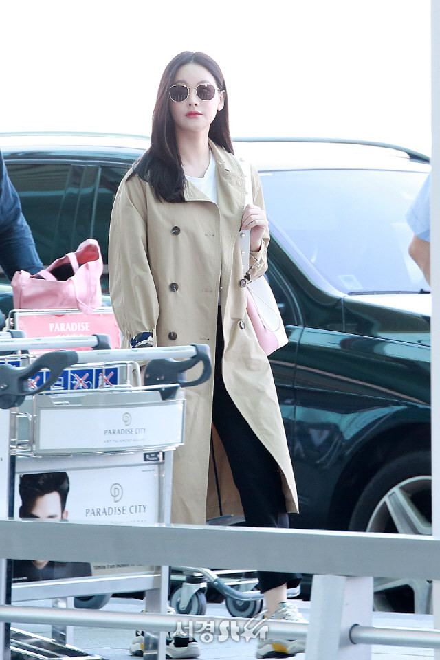 Oh Yeon Seo lần đầu xuất hiện sau 5 tháng công khai hẹn hò Kim Bum, đọ sắc cùng Shin Se Kyung tại sân bay