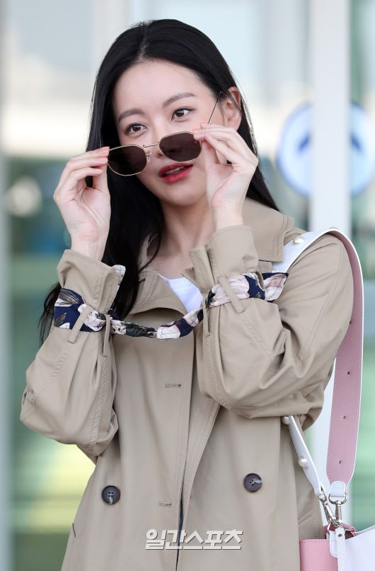Oh Yeon Seo lần đầu xuất hiện sau 5 tháng công khai hẹn hò Kim Bum, đọ sắc cùng Shin Se Kyung tại sân bay