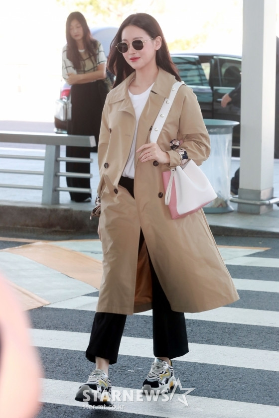 Oh Yeon Seo lần đầu xuất hiện sau 5 tháng công khai hẹn hò Kim Bum, đọ sắc cùng Shin Se Kyung tại sân bay