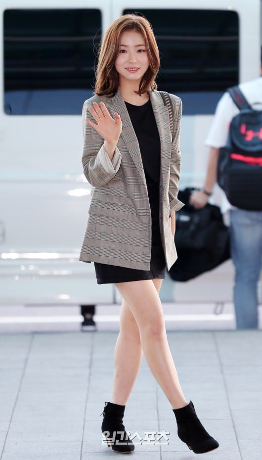 Oh Yeon Seo lần đầu xuất hiện sau 5 tháng công khai hẹn hò Kim Bum, đọ sắc cùng Shin Se Kyung tại sân bay