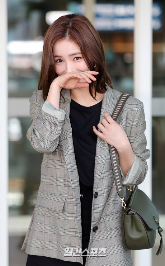 Oh Yeon Seo lần đầu xuất hiện sau 5 tháng công khai hẹn hò Kim Bum, đọ sắc cùng Shin Se Kyung tại sân bay