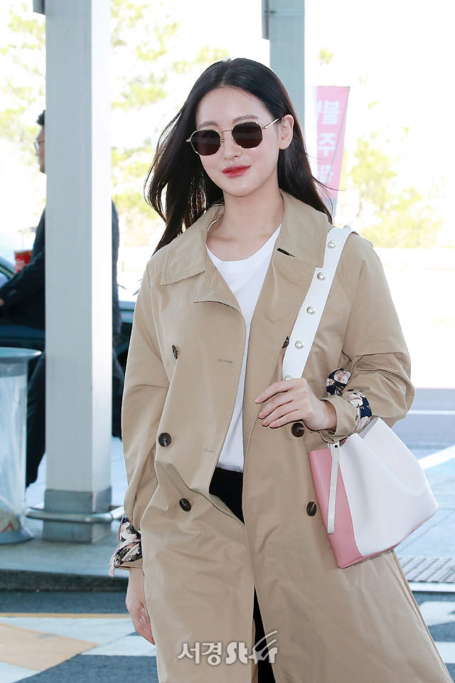 Oh Yeon Seo lần đầu xuất hiện sau 5 tháng công khai hẹn hò Kim Bum, đọ sắc cùng Shin Se Kyung tại sân bay