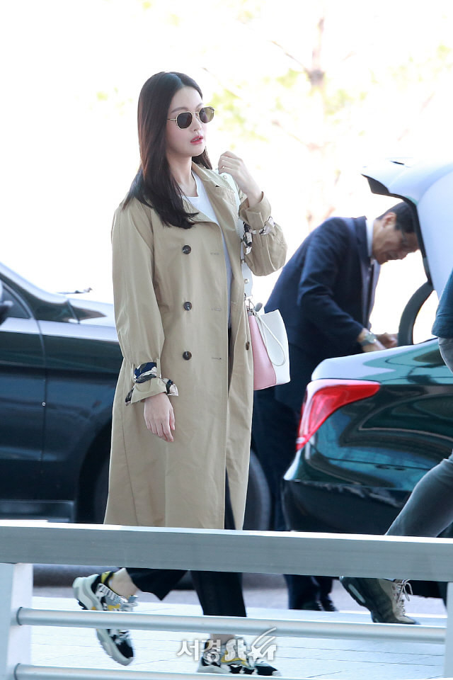 Oh Yeon Seo lần đầu xuất hiện sau 5 tháng công khai hẹn hò Kim Bum, đọ sắc cùng Shin Se Kyung tại sân bay