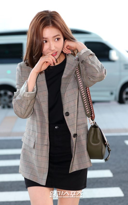 Oh Yeon Seo lần đầu xuất hiện sau 5 tháng công khai hẹn hò Kim Bum, đọ sắc cùng Shin Se Kyung tại sân bay