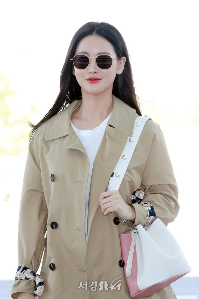 Oh Yeon Seo lần đầu xuất hiện sau 5 tháng công khai hẹn hò Kim Bum, đọ sắc cùng Shin Se Kyung tại sân bay