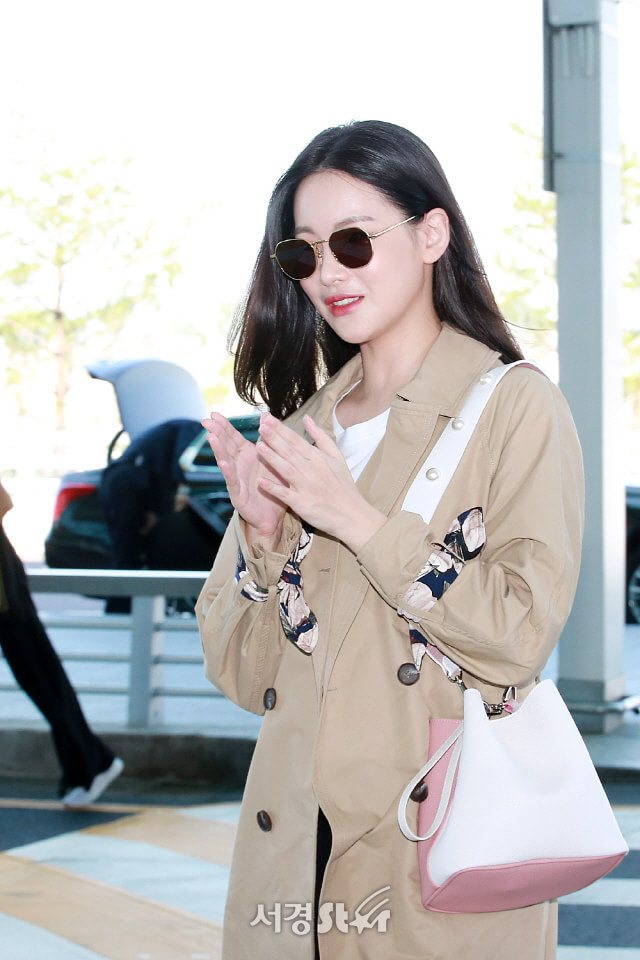 Oh Yeon Seo lần đầu xuất hiện sau 5 tháng công khai hẹn hò Kim Bum, đọ sắc cùng Shin Se Kyung tại sân bay