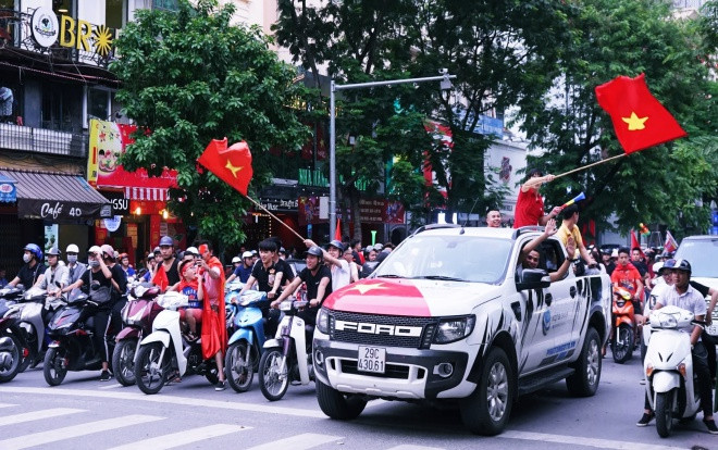 Không sao cả! Hàng nghìn CĐV vẫn xuống đường đi bão, cổ vũ cho tinh thần chiến đấu hết mình của Olympic Việt Nam Ảnh 2