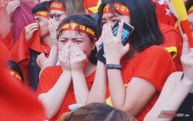 Những khoảnh khắc hàng nghìn CĐV lặng người, bật khóc nức nở khi Olympic Việt Nam vụt mất HCĐ Ảnh 2