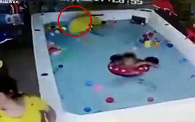 Mải nhắn tin, mẹ để con gái đuối nước trong bể bơi mừng sinh nhật 1 tuổi Ảnh 2