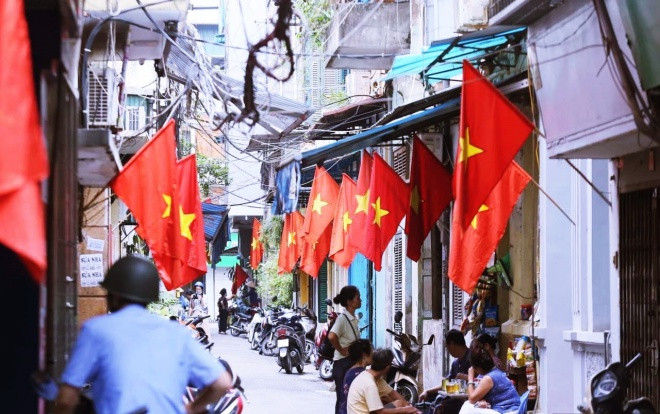 Có một ngày phố phường Hà Nội - Sài Gòn rực rỡ cờ đỏ sao vàng mừng Quốc khánh 2/9 Ảnh 2