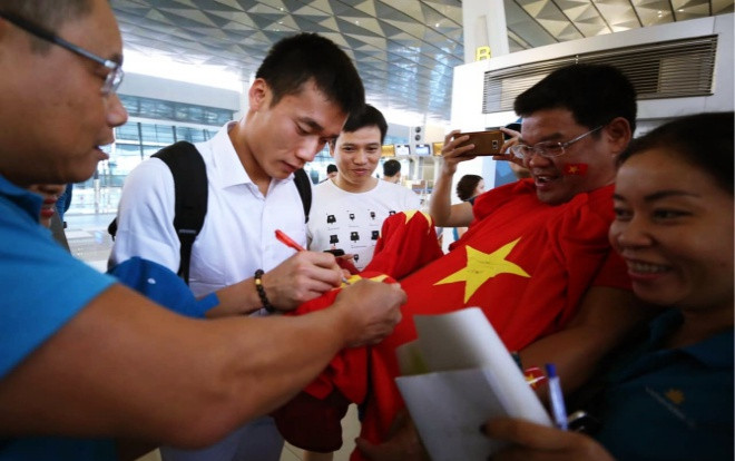 Người hâm mộ vây kín sân bay Jakarta chào đón các cầu thủ U23 Việt Nam Ảnh 2