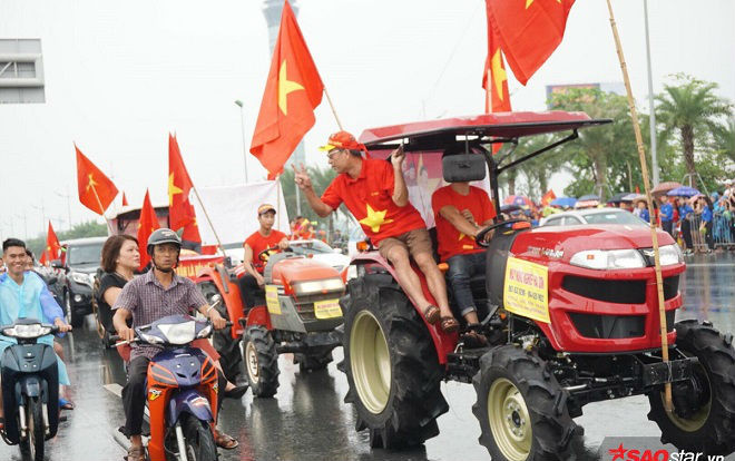Người dân Hà Nội đội mưa, lái máy cày đến đón đội tuyển Olympic Việt Nam trở về Ảnh 2