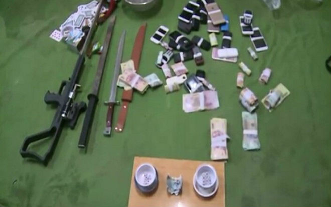 Bắt quả tang hàng chục đối tượng lắc tài xỉu ăn tiền tại tụ điểm đánh bạc có chứa vũ khí nóng Ảnh 2