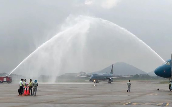 Vì sao phun vòi rồng vào chuyên cơ đưa Olympic Việt Nam về nước lúc hạ cánh? Ảnh 2