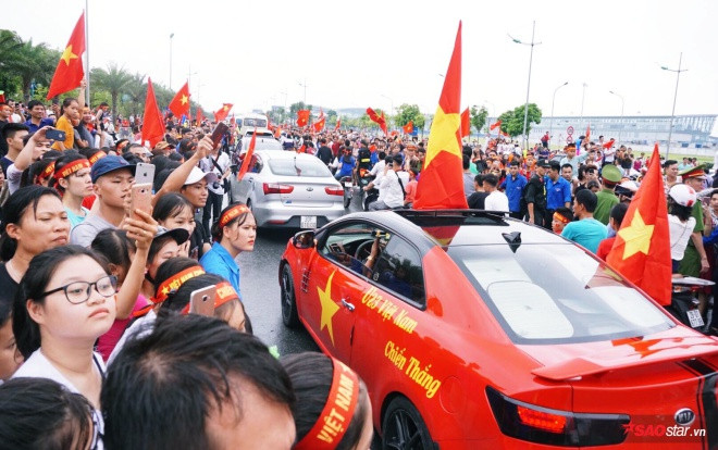 Olympic Việt Nam lặng lẽ lên xe ô tô rời sân bay Nội Bài, hàng nghìn cổ động viên ra về trong thất vọng Ảnh 2
