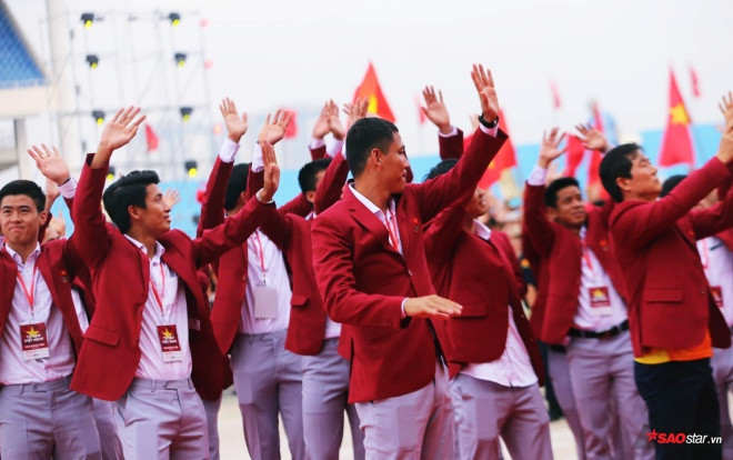 Olympic Việt Nam rạng rỡ trong buổi lễ vinh danh, hàng ngàn CĐV phủ rợp sân vận động Mỹ Đình cổ vũ Ảnh 2