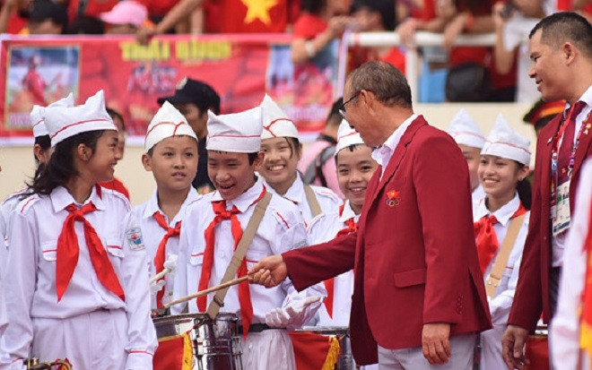 Khoảnh khắc hot nhất ngày: ‘Thầy ngủ gật’ tinh nghịch trêu đùa cậu bé đeo trống trong lễ vinh danh, nụ cười đã hiện hữu trở lại Ảnh 2