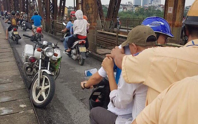 Mâu thuẫn với đồng nghiệp, nam thanh niên 19 tuổi định nhảy cầu Long Biên tự tử Ảnh 2