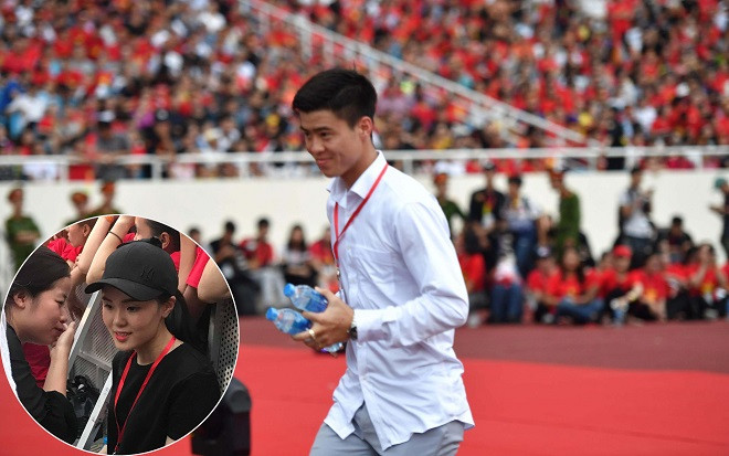 Đang dự lễ vinh danh, Duy Mạnh nhoẻn cười ‘tranh thủ’ chạy đi mang nước cho bạn gái Ảnh 2