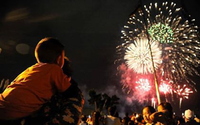 Những khoảnh khắc rực rỡ trên bầu trời Sài Gòn trong đêm bắn pháo hoa mừng Quốc khánh 2/9 Ảnh 2