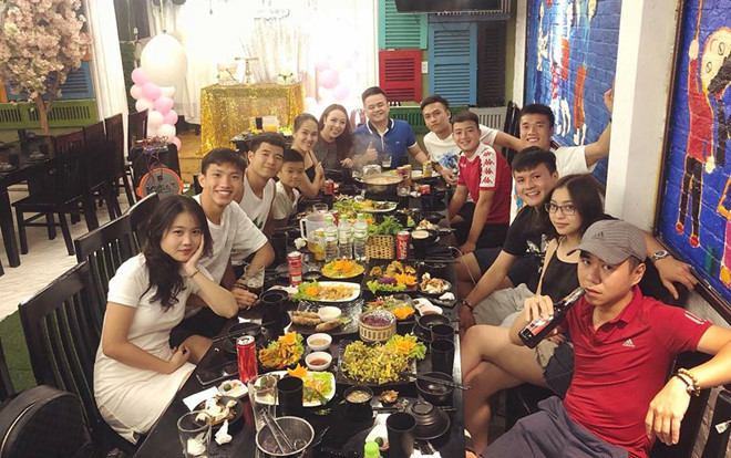 Sau ‘chảo lửa’ ở Mỹ Đình, Quang Hải cùng bạn gái hot girl và đồng đội tụ tập ăn uống Ảnh 2