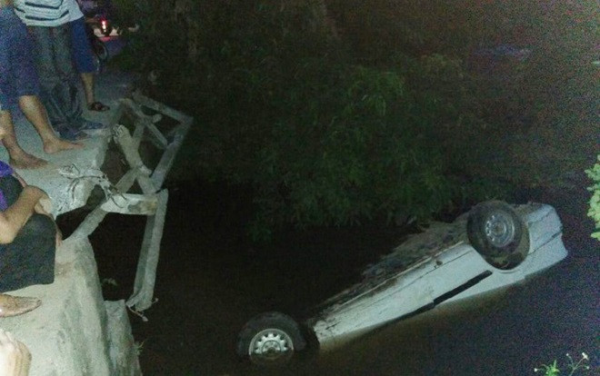 Tài xế giơ 2 ngón tay cầu cứu trong chiếc xe chìm nghỉm dưới sông Ảnh 2