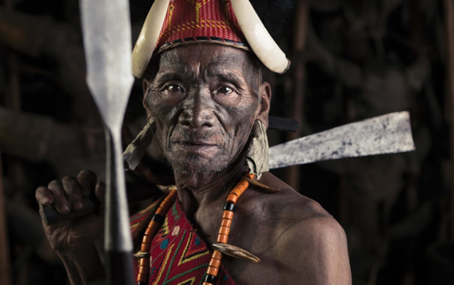 Bộ tộc săn đầu người: Những hình xăm phai mờ và phong tục truyền thống như 'đèn sắp cạn dầu' Ảnh 2