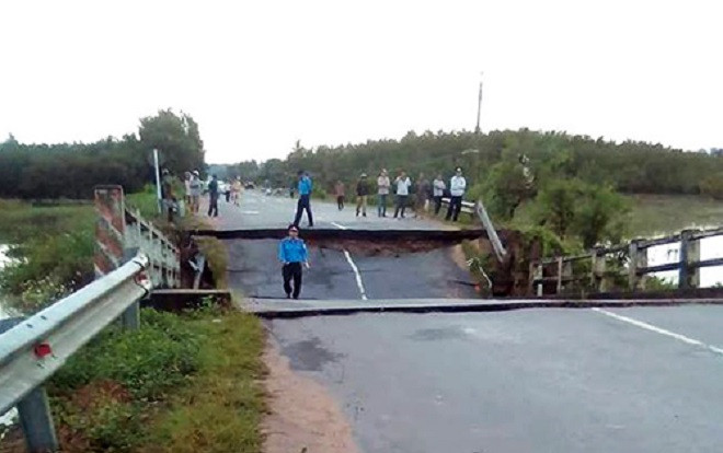 Cầu xây 22 năm bất ngờ sập trong đêm, giao thông một huyện ở Bình Thuận tê liệt Ảnh 2