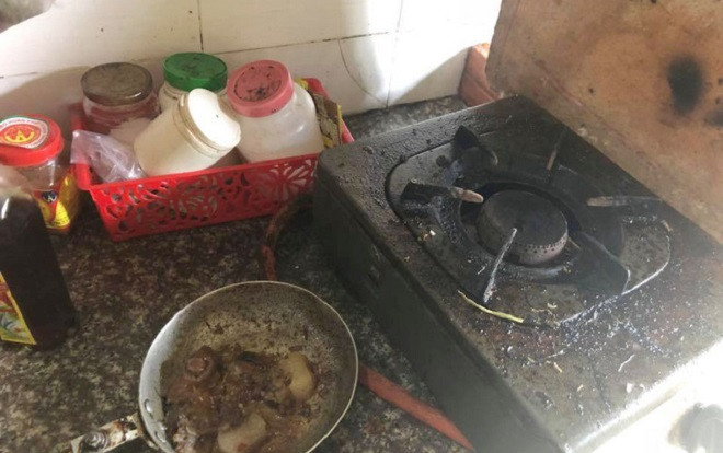 Ngày nghỉ lễ về quê chồng biến thành ngày hành xác vì mẹ chồng quá bẩn: Bát mấy ngày không rửa, bếp ngập cặn mỡ 'ngàn năm' Ảnh 2