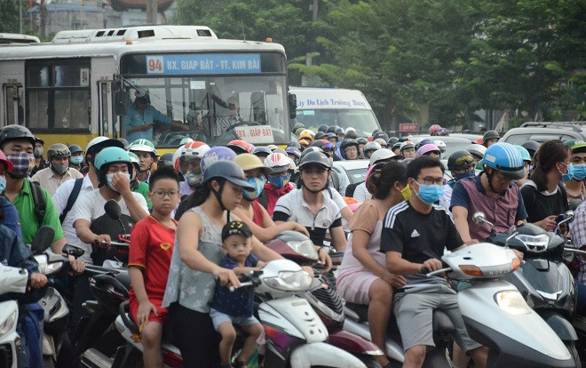 Người dân nườm nượp quay lại Thủ đô sau kỳ nghỉ lễ 2/9, nhiều tuyến đường cửa ngõ ùn tắc Ảnh 2