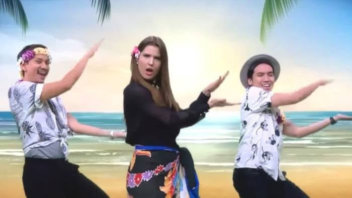 Amanda Cerny biểu diễn Baby Shark trên Tonight Show. Ảnh: FT
