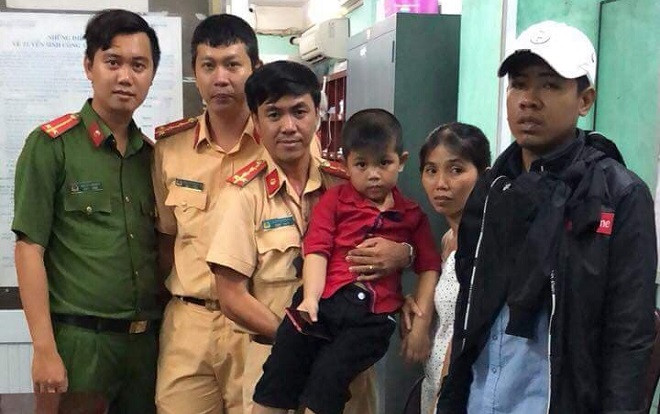 Hành động đẹp đêm mùng 2/9: CSGT tìm mẹ giúp bé trai đi lạc ở Sài Gòn Ảnh 2