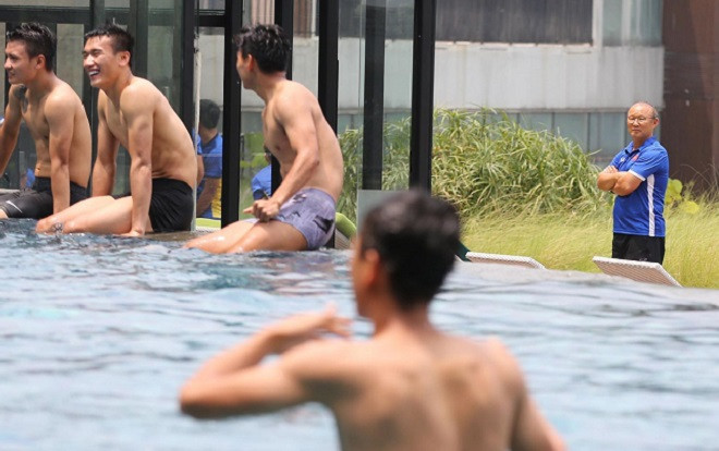 HLV Park Hang-seo chia sẻ về khoảnh khắc đứng xa trầm ngâm nhìn các học trò chơi đùa ở bể bơi Ảnh 2