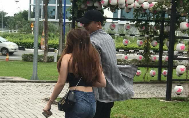 Cận cảnh thủ môn Bùi Tiến Dũng dẫn người yêu nóng bỏng đi siêu thị Ảnh 2