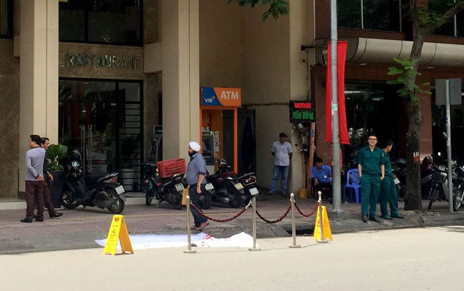 Người đàn ông ngoại quốc bất ngờ rơi xuống đất tử vong trước cửa khách sạn Ảnh 2