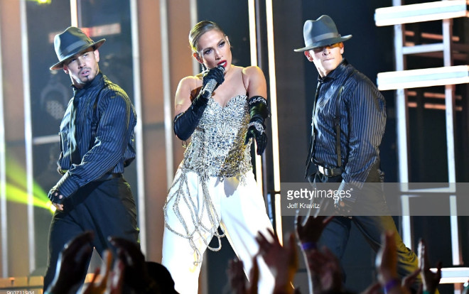 6 style trang phục biểu diễn siêu gợi cảm khiến fan đổ rạp trước Jennifer Lopez Ảnh 2