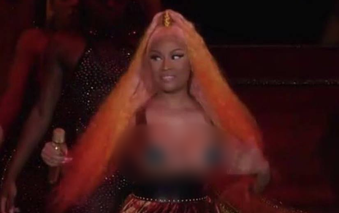Tiếp tục gặp sự cố 'chiếc áo phản chủ' trên sân khấu: Nicki Minaj nên đi… giải hạn gấp! Ảnh 2