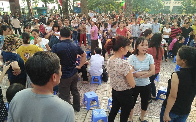 Hàng trăm phụ huynh vây kín hiệu trưởng đòi giải thích rõ khoản thu 'khủng' gần 8 triệu đông trước ngày khai giảng Ảnh 2