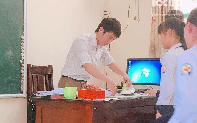 Xách cặp đến trường đã mệt, thầy giáo chủ nhiệm còn cầm theo bàn là để ủi đồng phục cho học sinh thế này Ảnh 2