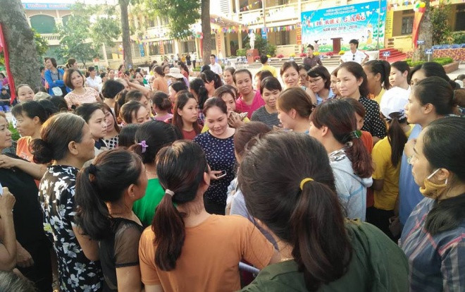 Vụ hàng trăm phụ huynh vây kín hiệu trưởng đòi giải thích rõ khoản thu gần 8 triệu đồng: Dừng ngay thông báo hoặc tổ chức thu Ảnh 2