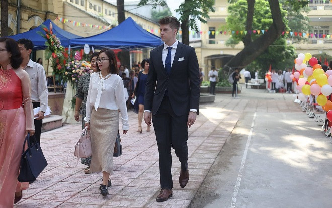 Thầy giáo Tây điển trai như 'soái ca' khiến teen trường THPT Việt Đức phát sốt Ảnh 2