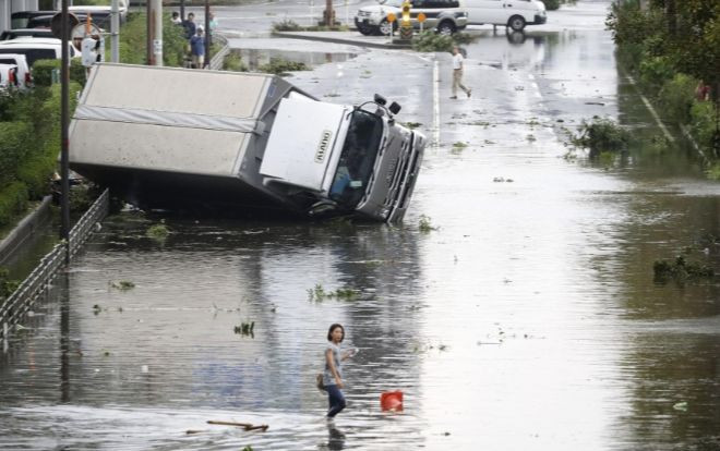 Cận cảnh sức tàn phá kinh hoàng khi bão Jebi đổ bộ Nhật Bản Ảnh 2