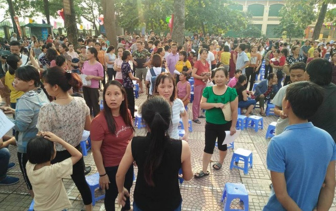 Chủ tịch TP Hà Nội chỉ đạo kiểm tra vụ hàng trăm phụ huynh vây kín hiệu trưởng đòi giải thích khoản thu gần 8 triệu đồng Ảnh 2