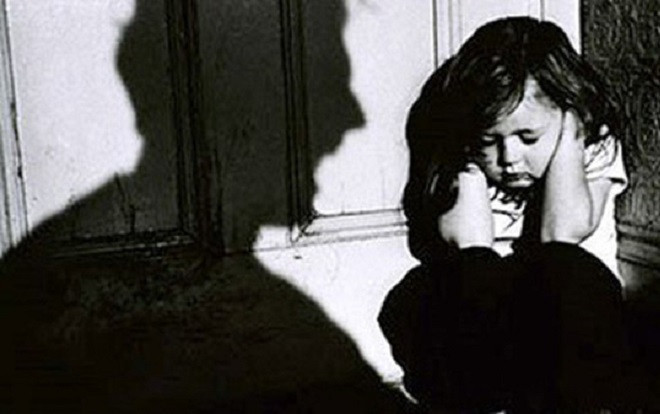 Nam nhân viên bể bơi sờ ngực bé gái sau lời dụ dỗ 'cháu để chú cởi tóc cho' Ảnh 2