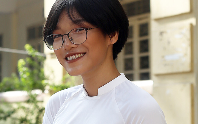 Nữ ca sĩ dòng nhạc Indie bất ngờ xuất hiện trong trang phục nền nã ngày khai trường ở THPT Việt Đức Ảnh 2