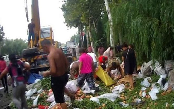 Xe tải chở 5 tấn đào bị lật trên đường, người dân đổ xô đến 'hôi của' Ảnh 2