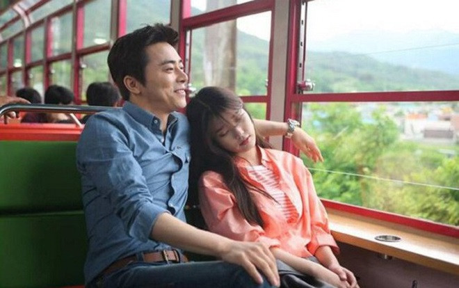 Đi xe khách, chồng cho gái lạ dựa vào vai ngủ và diễn biến sau đó khiến chị em sôi máu Ảnh 2