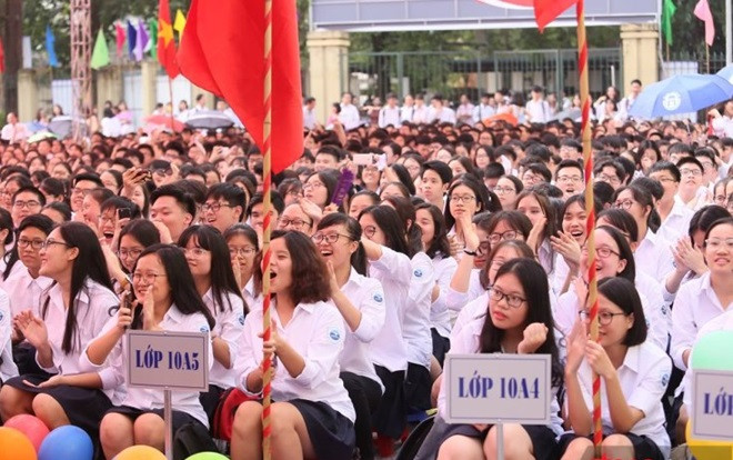 Những bức ảnh đẹp nhất ngày khai trường trên cả nước: Nơi rực rỡ cờ hoa, chỗ đơn sơ giản dị bên bờ suối Ảnh 2