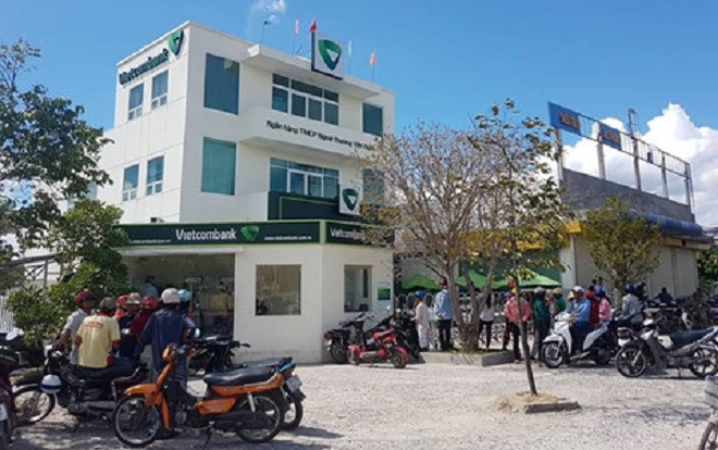 Nam thanh niên bịt mặt dùng súng tự chế uy hiếp cướp ngân hàng rồi tháo chạy Ảnh 2